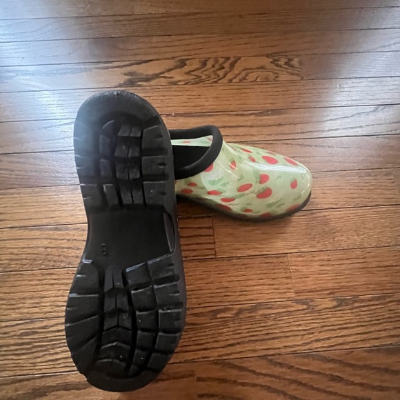 NWT Garden Shoes Women's Sz 8 Ground Work Green Strawberry Clogs easy cleaning - Picture 5 of 5